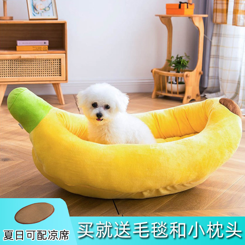 침대에는 담요와 작은 베개가 함께 제공됩니다.
