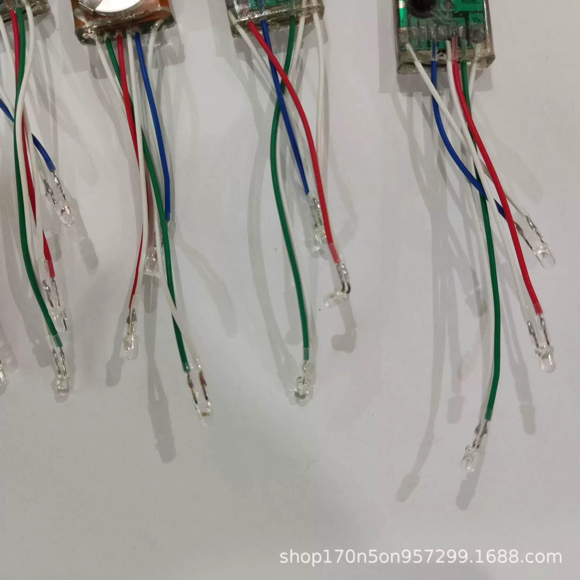 LED鞋灯 可震动发光灯七彩灯带 3v发光鞋底灯七彩闪光防水童灯条