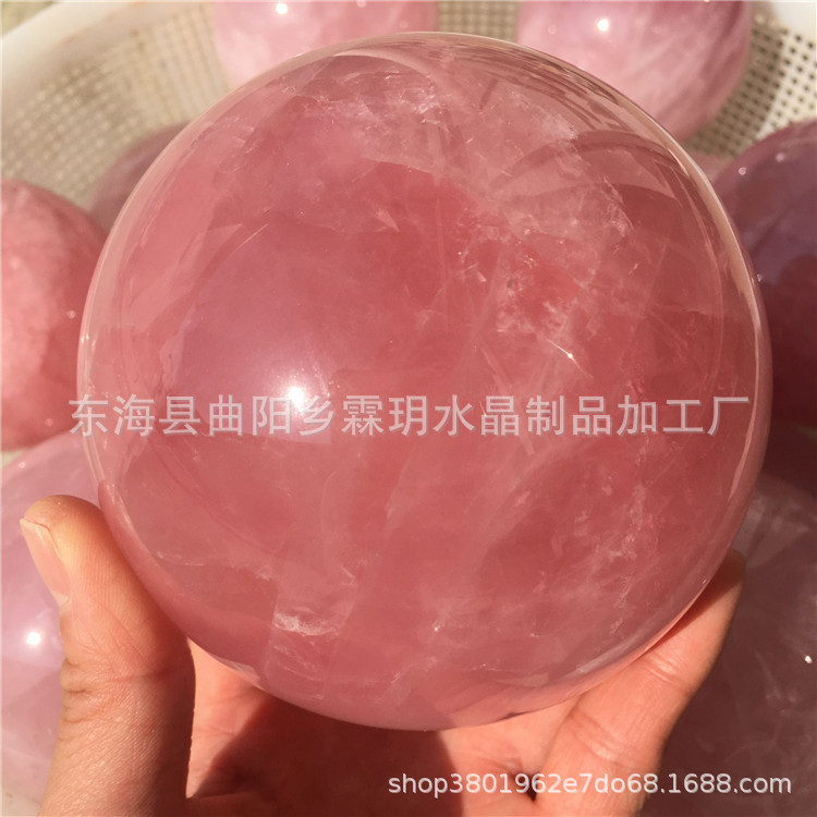 天然粉水晶原石手工加工而成的天然粉水晶球摆件装饰礼品厂家直销