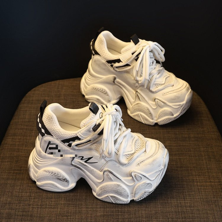 Superficie de malla transpirable aumentando la altura de los zapatos de la mujer 2026 verano nuevo tipo delgado muffin versátil zapatos deportivos casuales de mujer