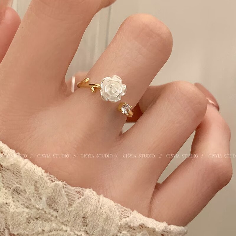 いばらのツバキの花の口の指輪の女性の甘い少女の心の個性の姉妹のバラの花は娘の蜜のペアリングを調節することができます。|undefined