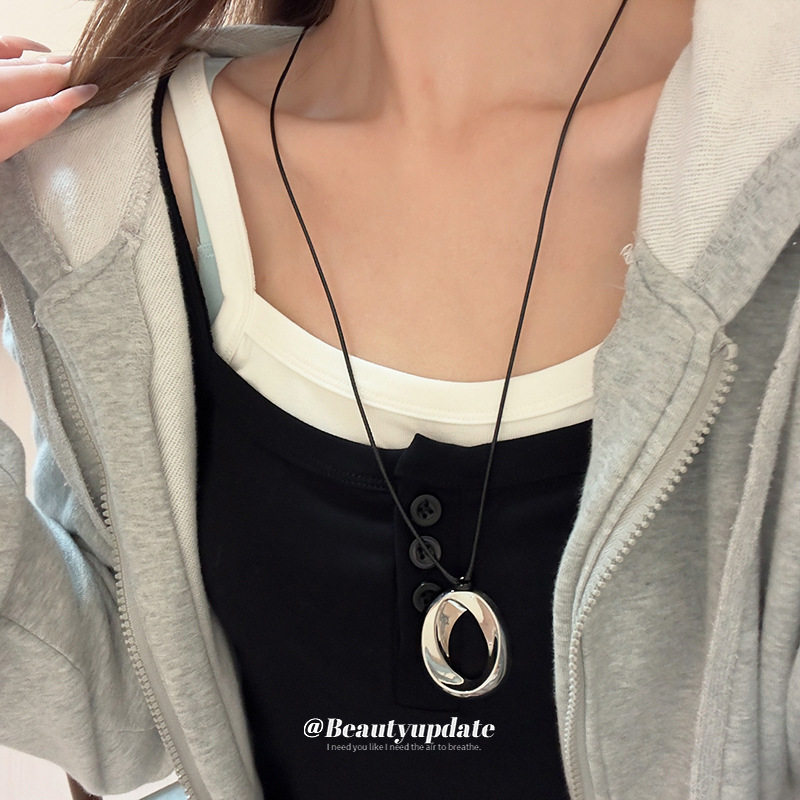 Nuevo estilo transfronterizo viento frío gota colgante correa collar temperamento simple cadena de suéter moda casual joyería de lujo ligero