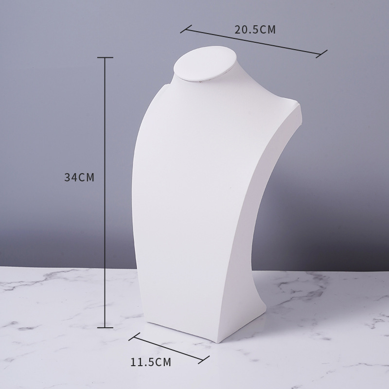フランネルのネックレスの展示棚の人はモデルのアクセサリー棚のネックレスの首の型のカウンターの陳列道具のネックレスの棚のようです。|undefined