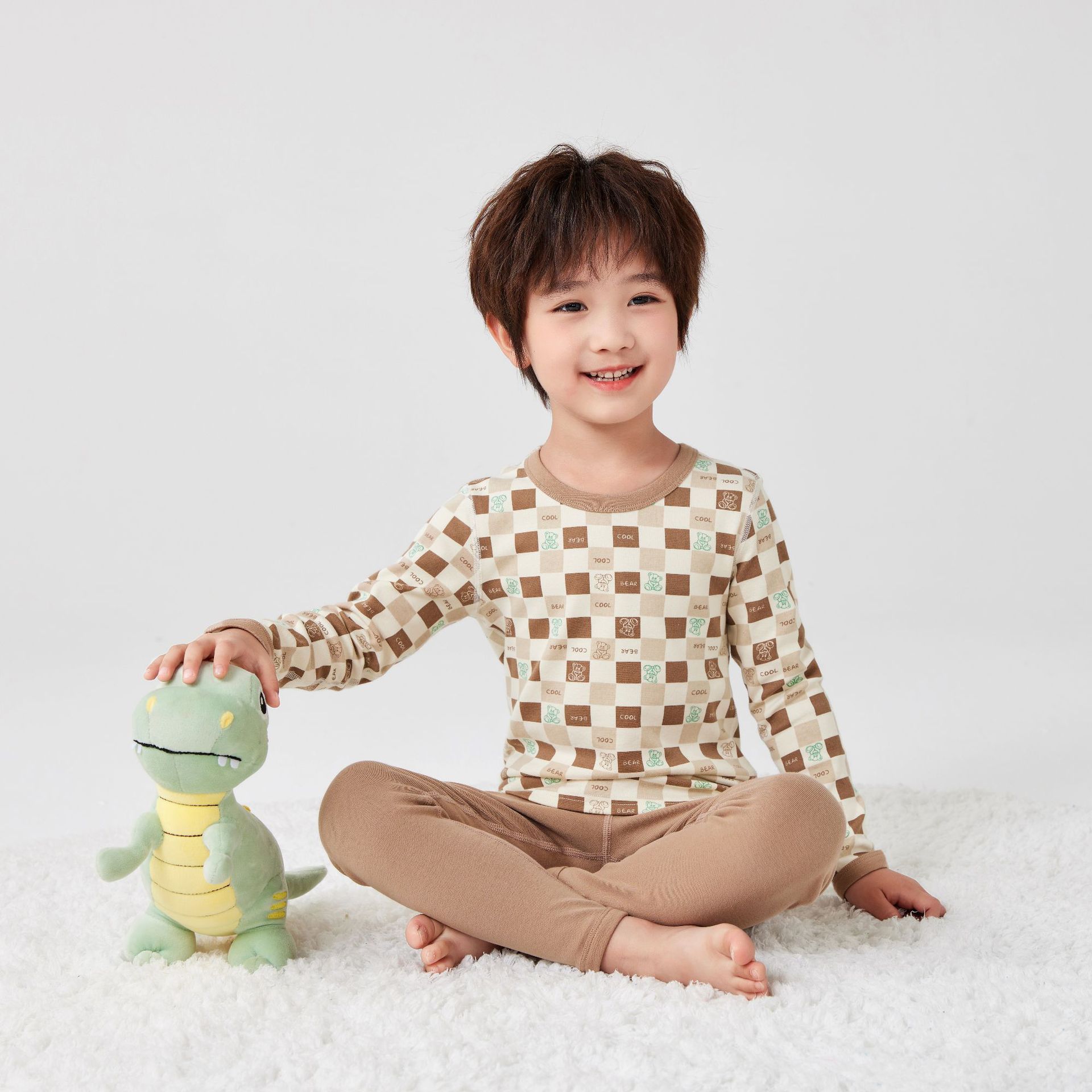 연한 갈색 체크무늬 곰