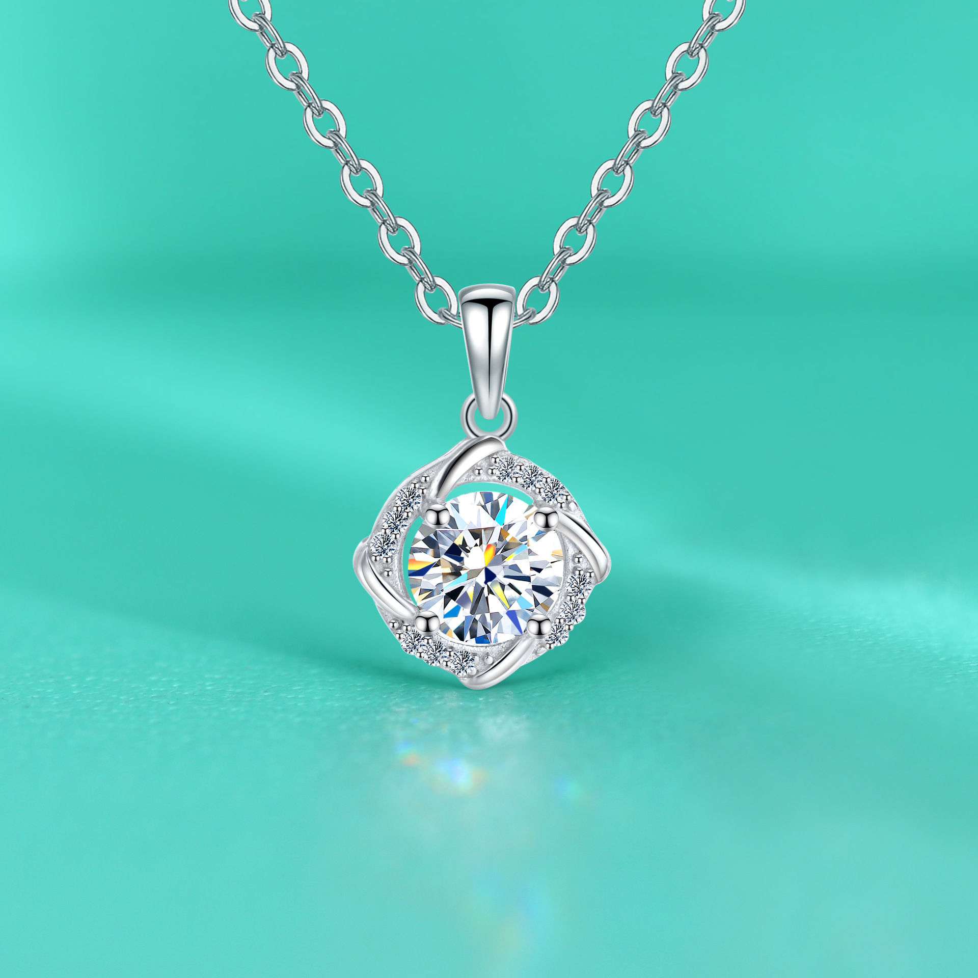 Luxurious Shiny Four Leaf Clover Sterling Silver Moissanite Zircon Pendant Necklace In Bulk display picture 1