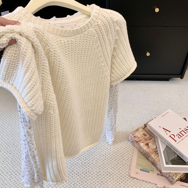 Sweet and charming autumn/winter outfit for petite figures: a white short-sleeved knit top with a printed design, perfect for layering as a two-piece set