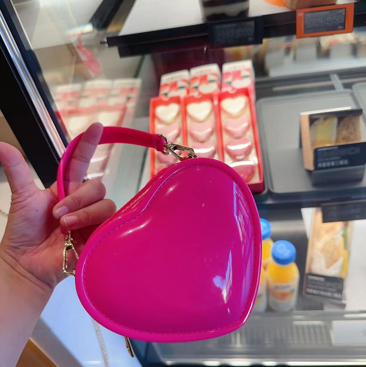 120g Weight Zipper Closure Type Single Shoulder Strap Strap Type Handbag Bags Type Casual, Daily, Shopping Occasion PVC Material Heart Shape Pattern All Seasons Season Women's Gender Elegant Style Heart-shaped Shape Mini Size Women's Mini PVC Heart Shape Elegant Heart-shaped Zipper Handbag 5