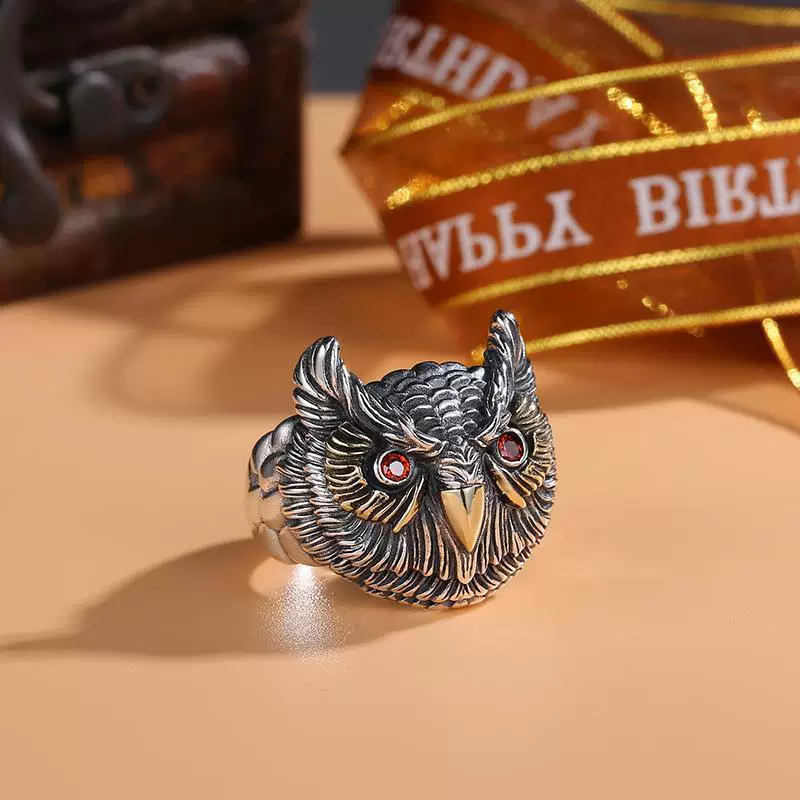 Retro men's ring, on index finger, light luxury style