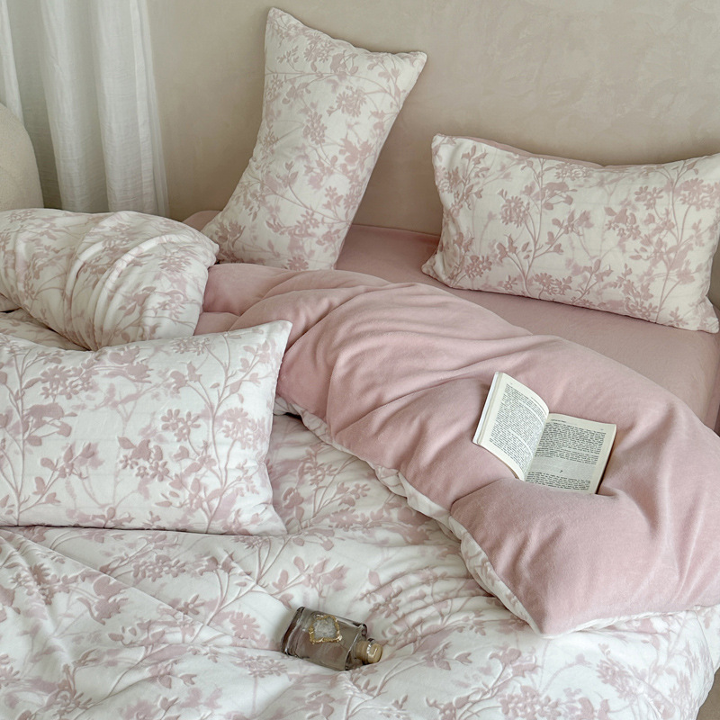 Luz de lujo americano tallado sábanas de seda de cuatro piezas de seda de coral de cuatro piezas de seda de leche de cuatro piezas de sábanas de seda de bebé sábanas de cama