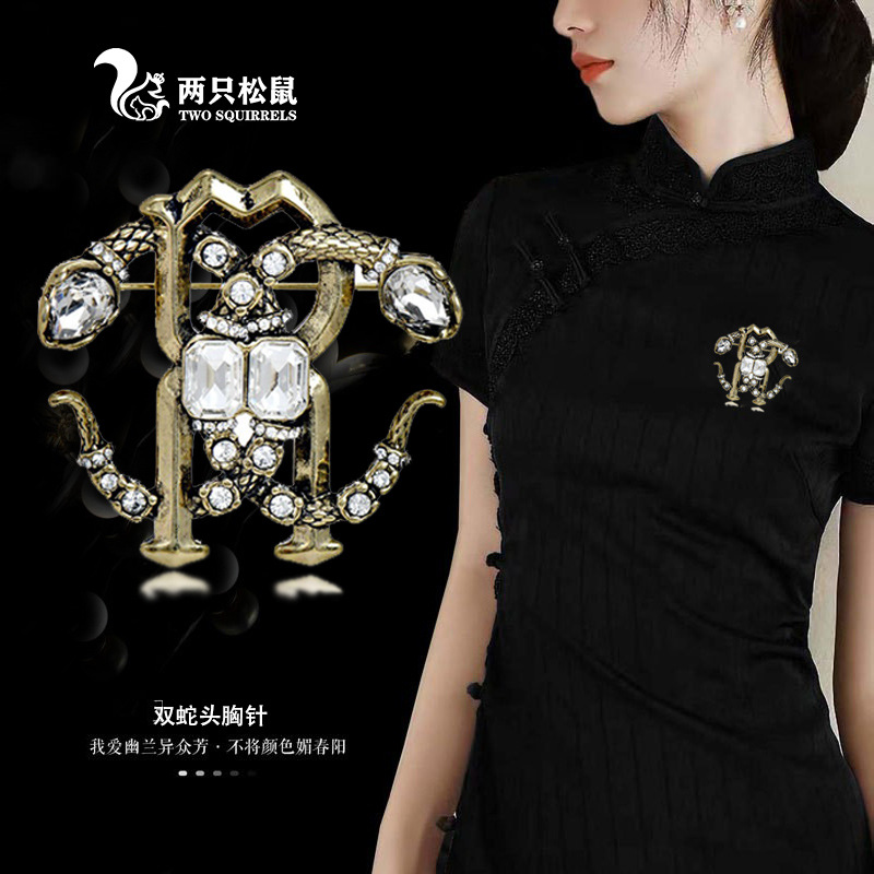 Niche Antique Double Snake Crystal Brooch for Women, Vintage Jewelry with a Light Luxury Design, Palace-Style Crystal Zodiac Double Snake Brooch