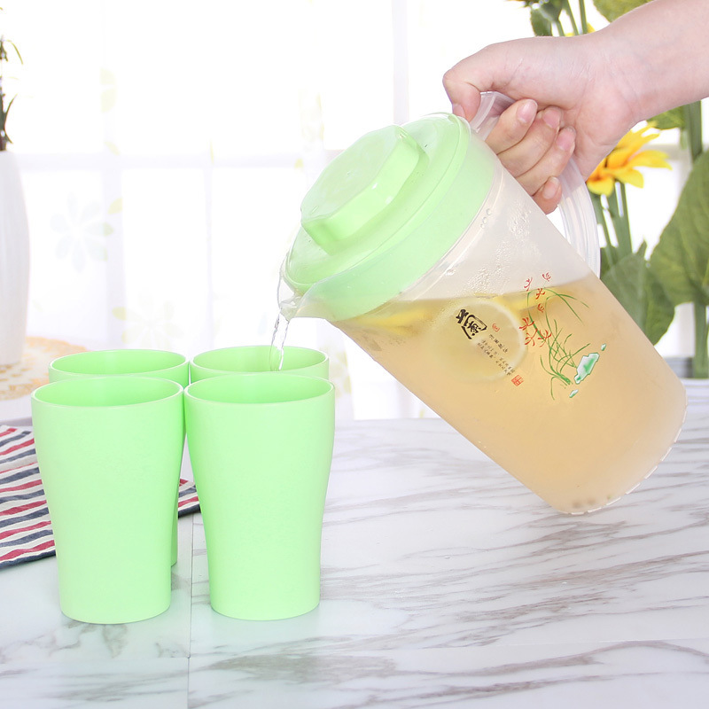 녹색 냄비와 컵 4개