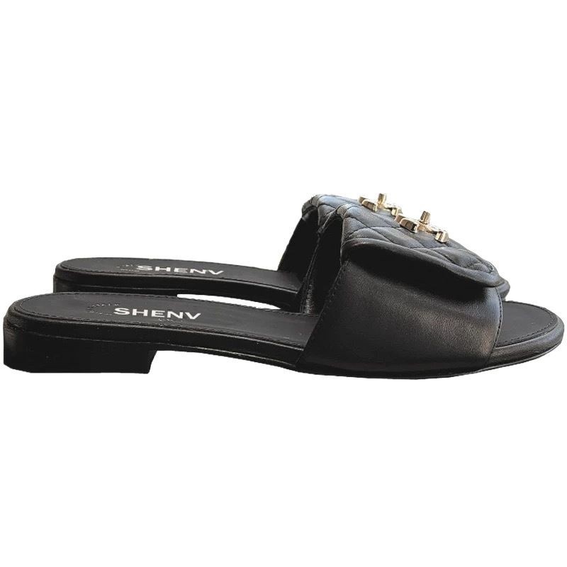 Zapatillas de botón de mochila pequeña fragante de viento para mujeres con zapatillas de fondo plano negro verano 2025 nuevas zapatillas de playa para mujeres