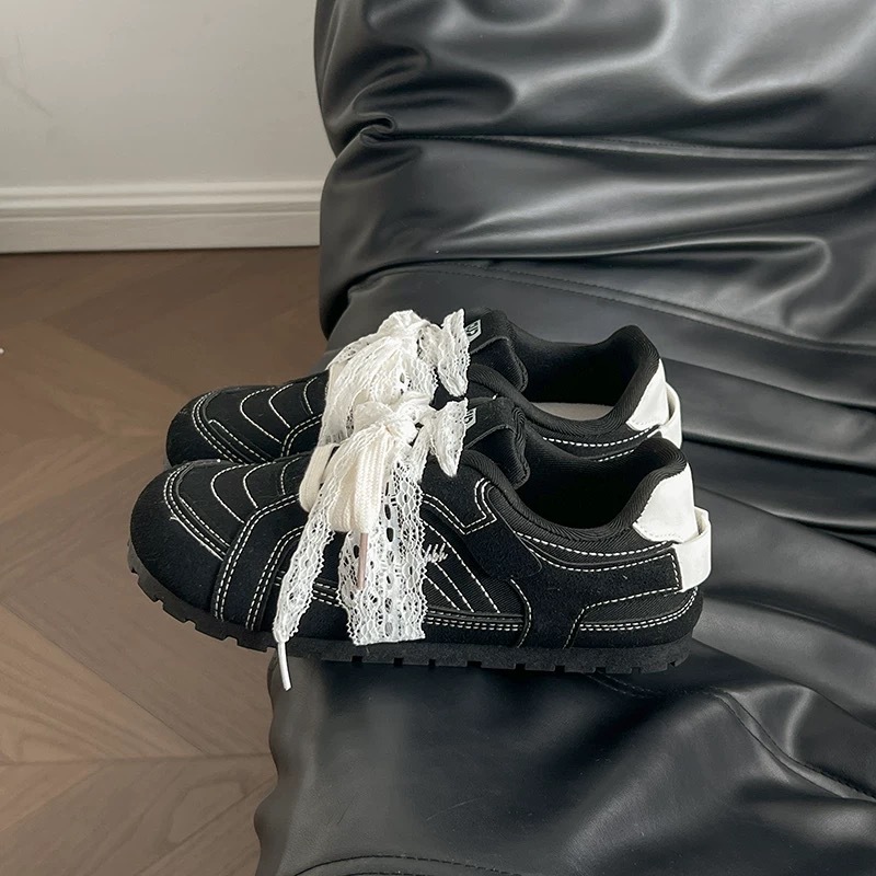 Cordones de encaje en línea blanca y negra