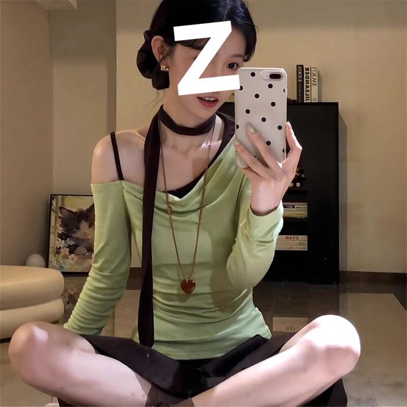 Korean-Style Green Off-Shoulder Long-Sleeve T-Shirt for Women, Early Autumn Outfit with a Sense of Design, Tie-Dye Slim-Fit, Flattering Off-Shoulder Top for Trendy Girls