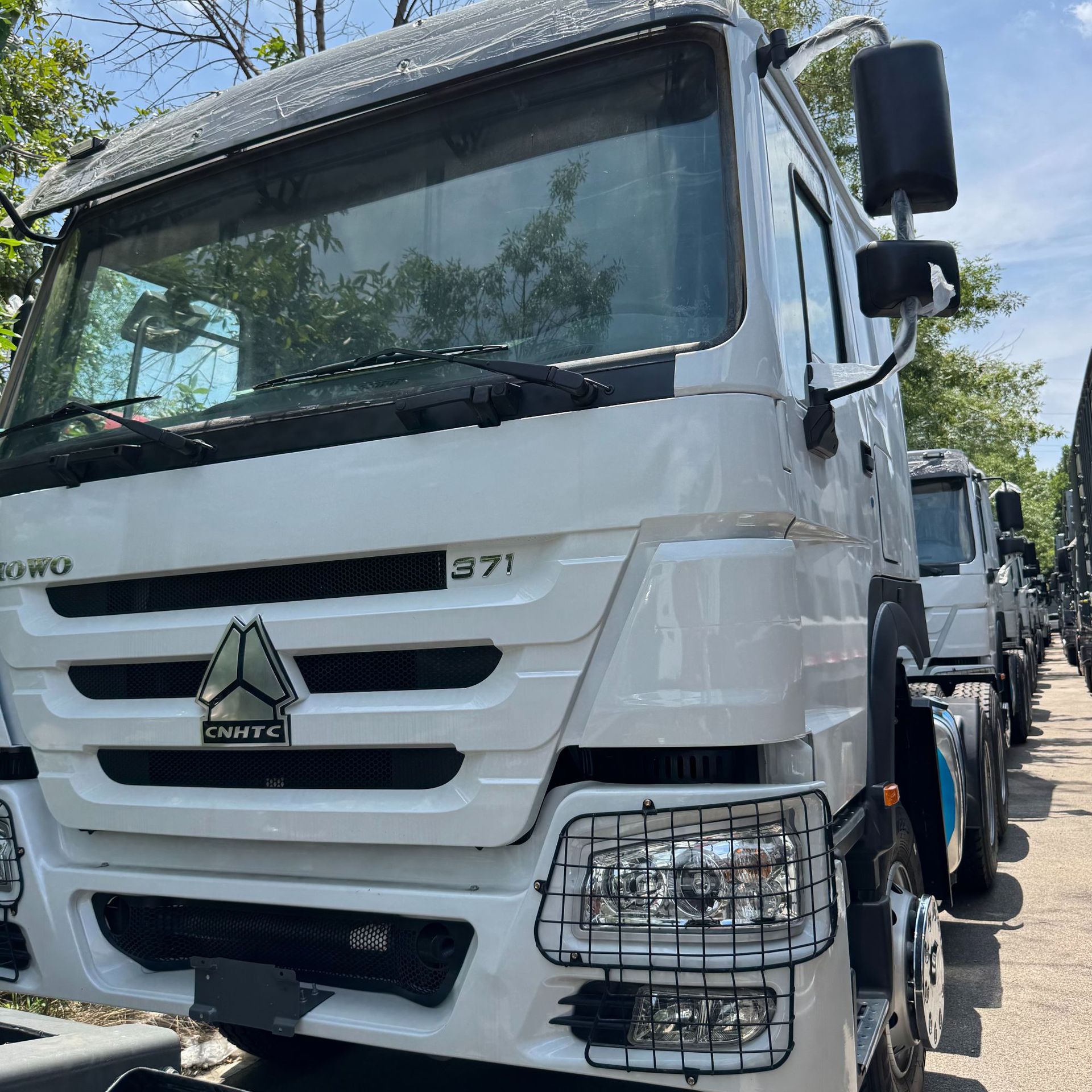 HOWO 371 tractor trailer head, dual-drive engineering sand and mineral cargo transport semi-trailer HOWO tractor trailer head