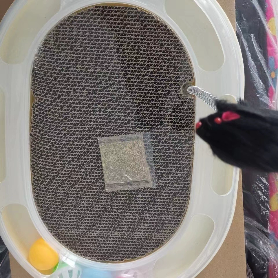 Кошка царапает дорожку мяч кошачий головоломка перья пружинная мышь белая гофрированная бумага кот играет W с кошачьим поворотным колоколом