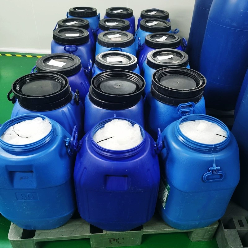 Крем для тела в больших упаковках с ингредиентами, такими как вазелин, фруктовые кислоты и витамин B5, полуфабрикат оптом.