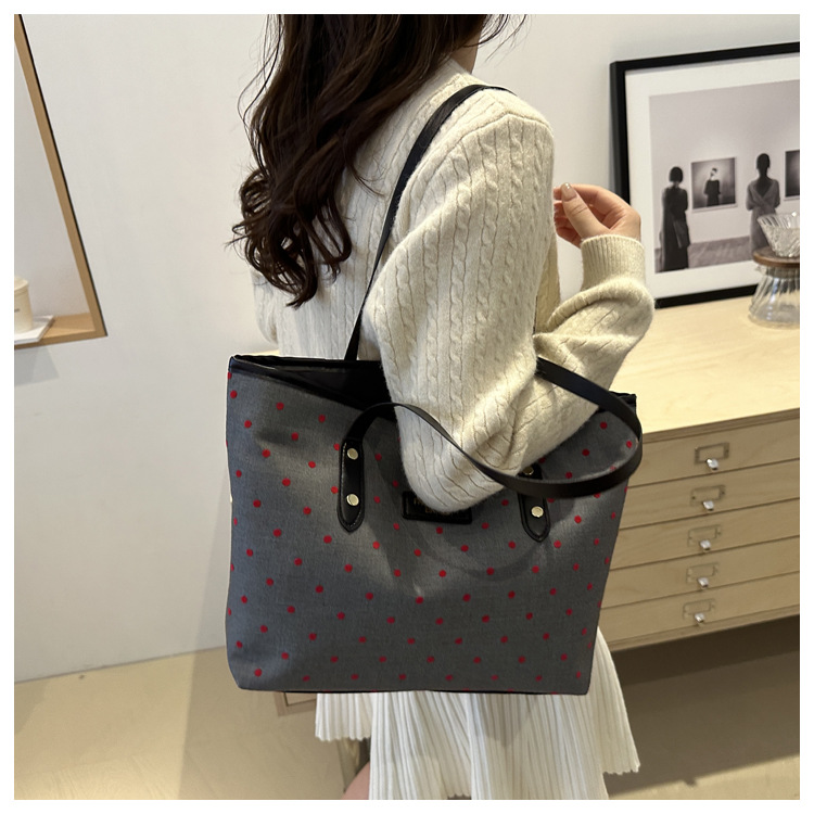 The 2024 new Korean-style tote bag with a college style is stylish, elegant and beautiful. It is a large-capacity single-shoulder and underarm commuter handbag undefined
