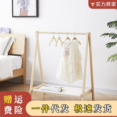 実木床ハンガー幼稚園子供ショーエリアは簡単にハンガーを掛けます。