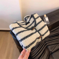 韩系撞色条纹牛角扣毛衣外套女秋冬宽松针织设计感圆领上衣A6755