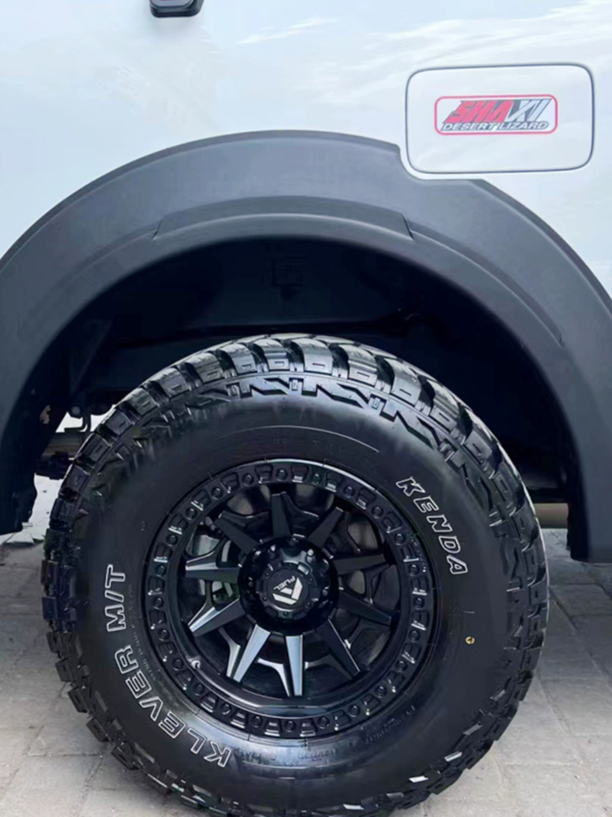 Подходит для подбора оружия, защита от царапин, широкая модификация колесной арки, защита от царапин, защита от столкновений, утолщенная колесная арка с шипами.