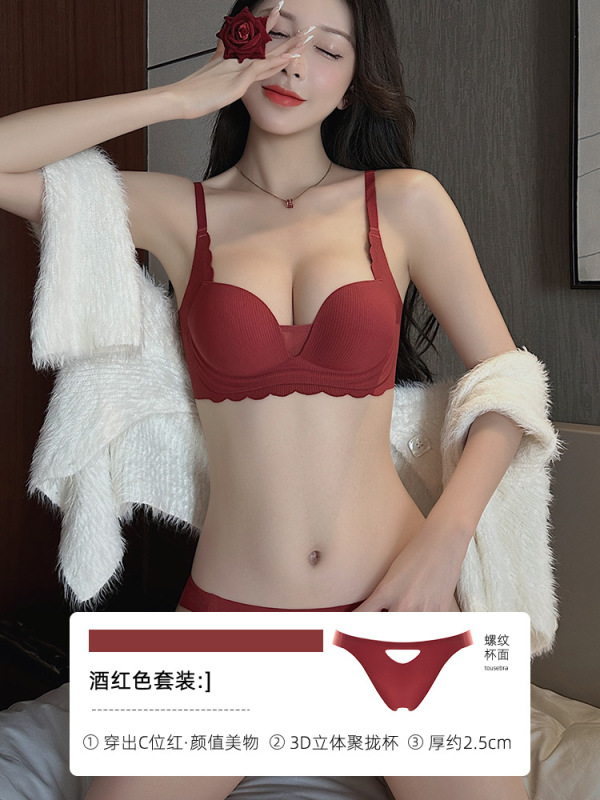 赤い下着の女性の本命年の竜のスーツの小さい胸は集まって厚いです。|undefined