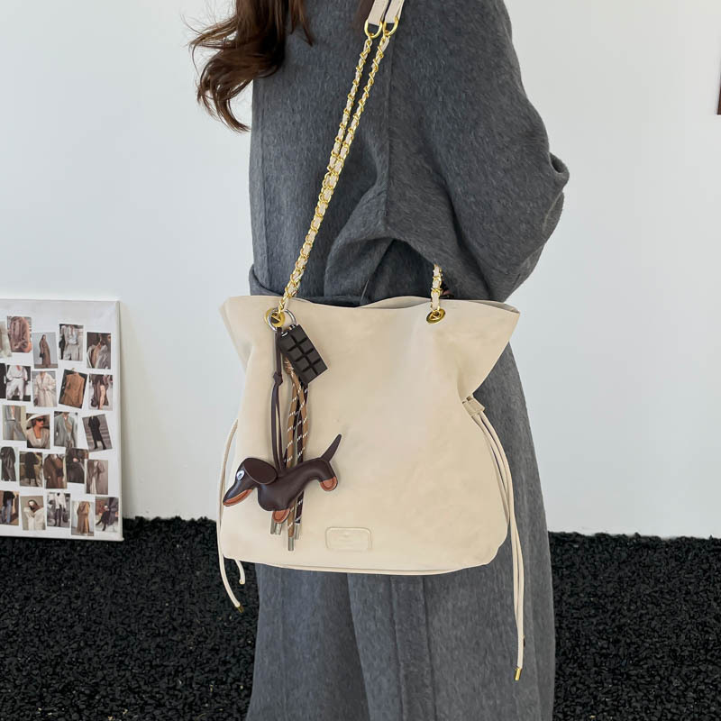 Bolsa de cubo de hombro de seda de alta calidad, bolso de cadena de estilo exterior, bolso para mujeres 2025 nuevo bolso de mochila