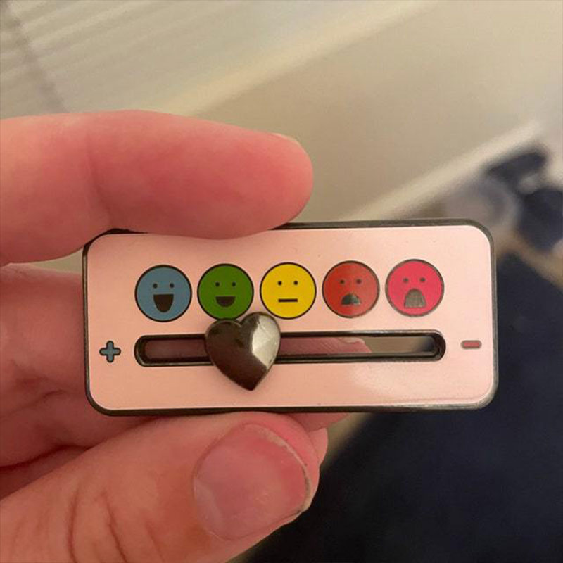 Cambio de humor de poder social broche insignia femenina nueva medalla creativa ropa bolsa decoraciones insignia de metal