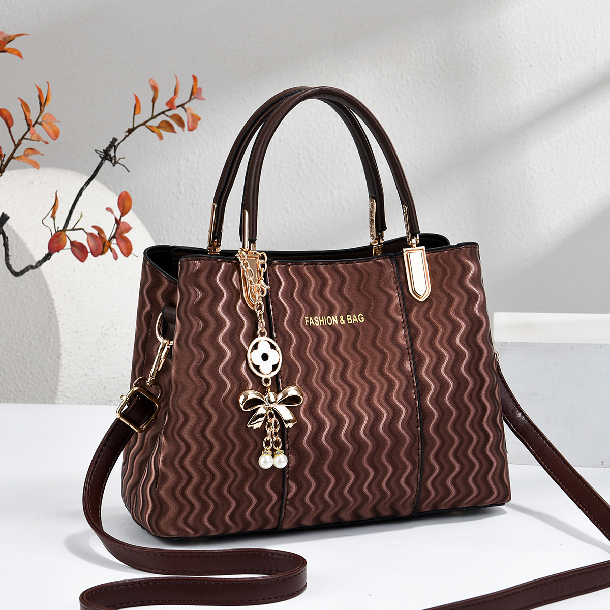 2026 nueva moda coreana bolso ondulado de agua mujer ligero temperamento lujoso gran capacidad de hombro bolso de mujer suministro