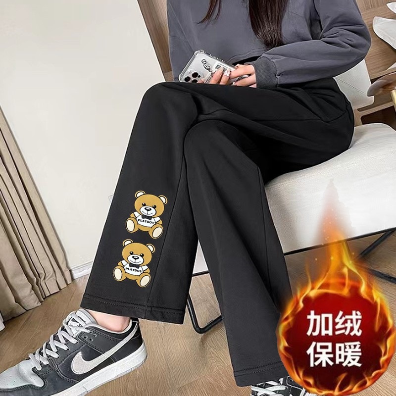 두 개의 노란 곰 스트레이트 블랙 팬츠와 벨벳