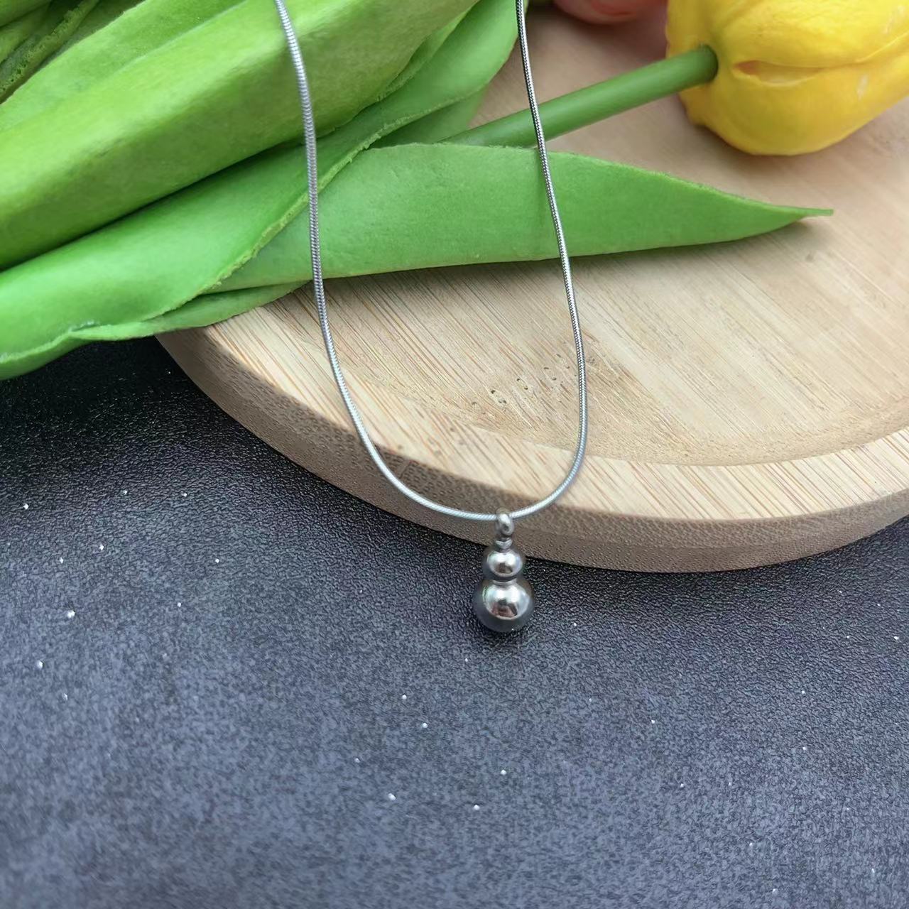 collana in acciaio al titanio zucca semplice, lussuosa e generosa. La mini solida piccola catenina per clavicola a sfera è una donna_voghion.com