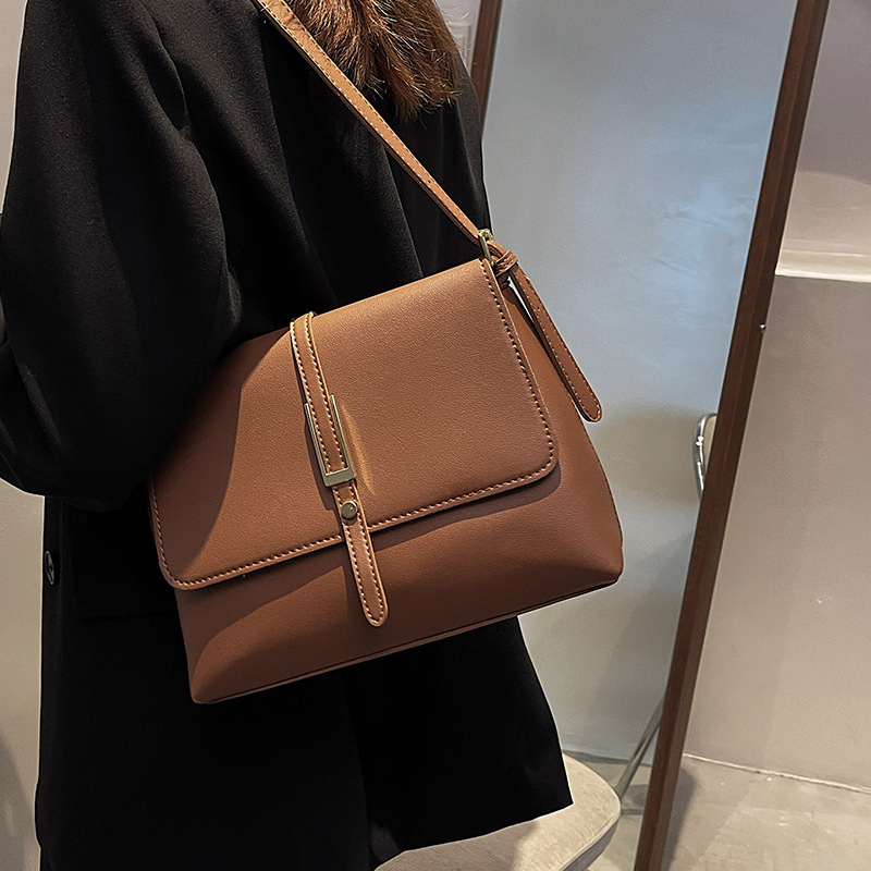 レトロファッションシンプルな大型バッグ女性のための 2025 新しいトレンディな気質シングルショルダー脇の下バッグ秋と冬の人気のクロスボディバッグ|undefined