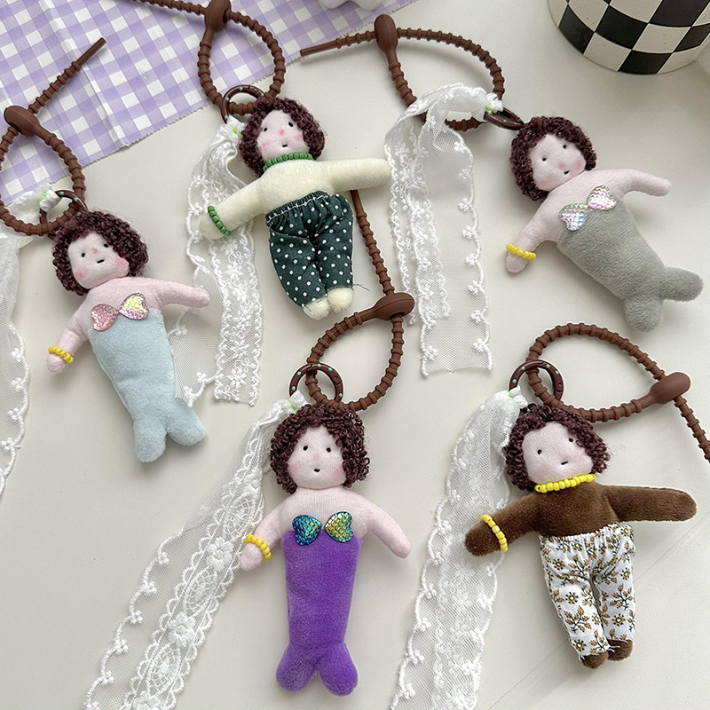 Sirena chica personaje muñeca dibujos animados colgante de encaje casual todo fósforo felpa rizado muñeca decoración accesorios a juego