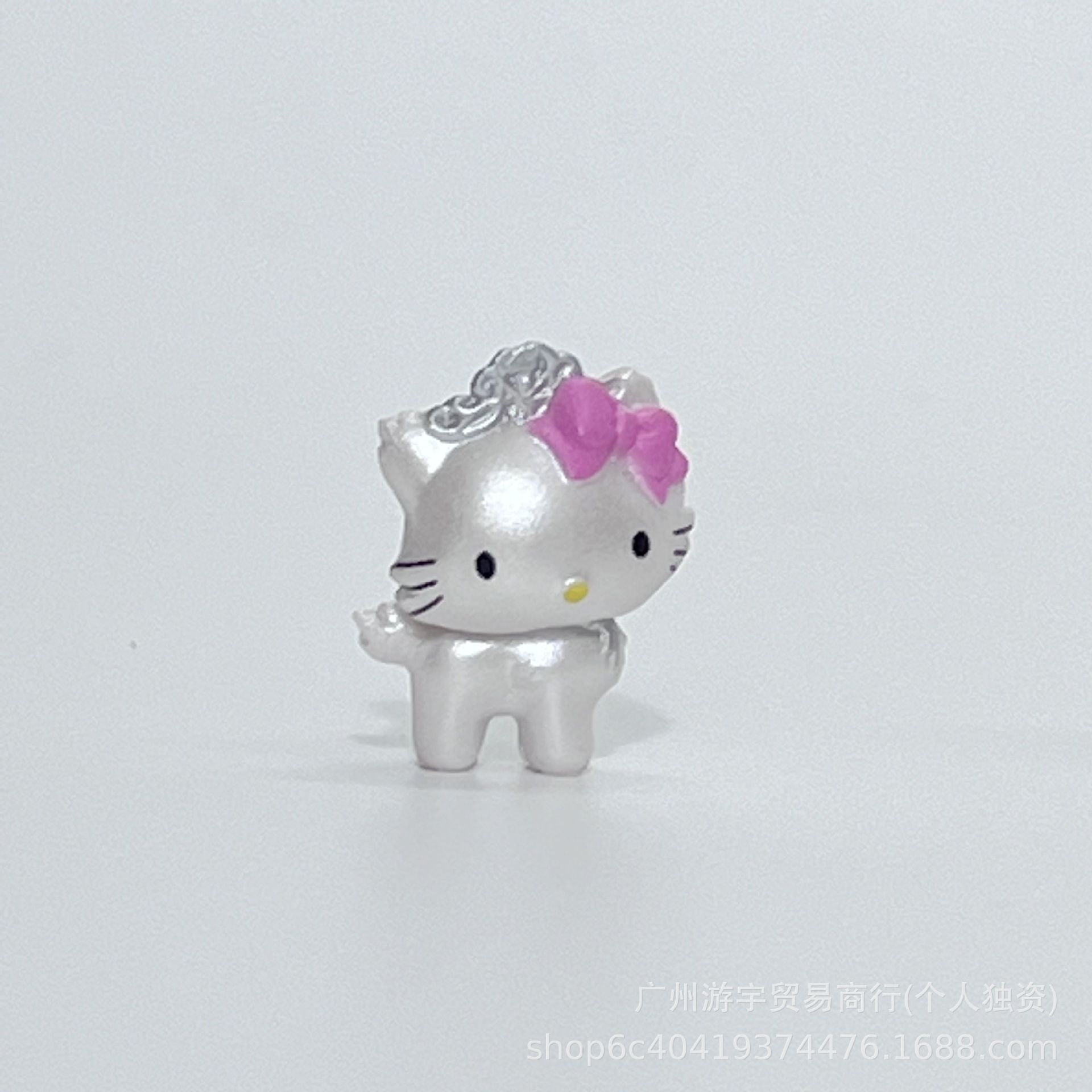 11. 작은 서 있는 분홍색 나비 고양이