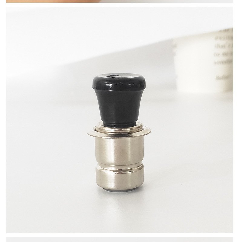 Suitable for Nissan Sylphy, Teana, Qashqai, Qashqai, and Bluebird models; 12V car cigarette lighter adapter