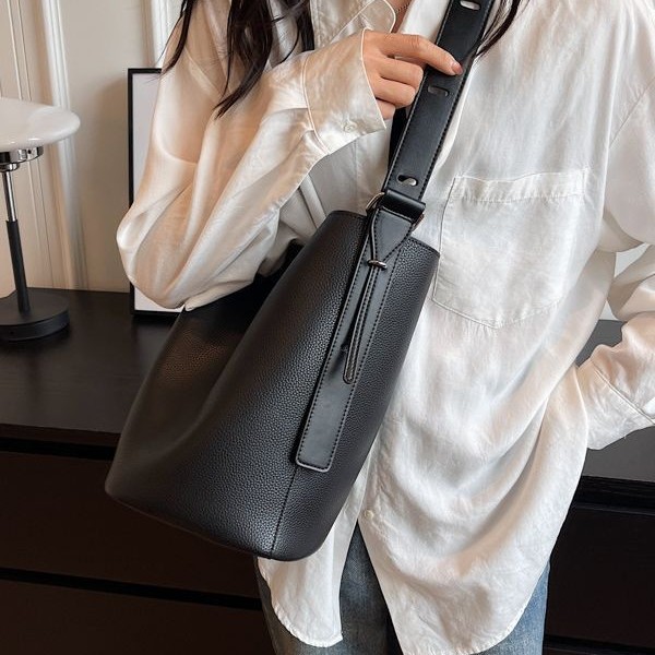 Bolsos de mujer transfronterizos Amazon 2026: Nuevos bolsos de gran capacidad con diseño de nicho a la moda, bolsos cruzados de un solo hombro al por mayor.