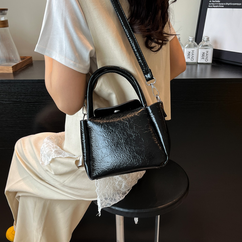 Bolso de alta calidad con textura 2025 verano nuevo estilo bolso femenino bolso de hombro con patrón de agarre fresco bolso de mensajero simple y versátil