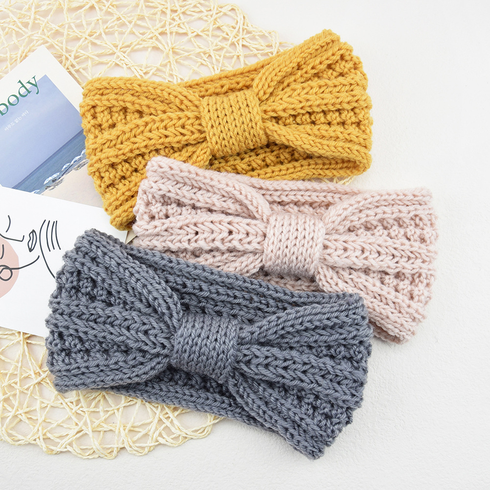 Knitted hairgrip with bow