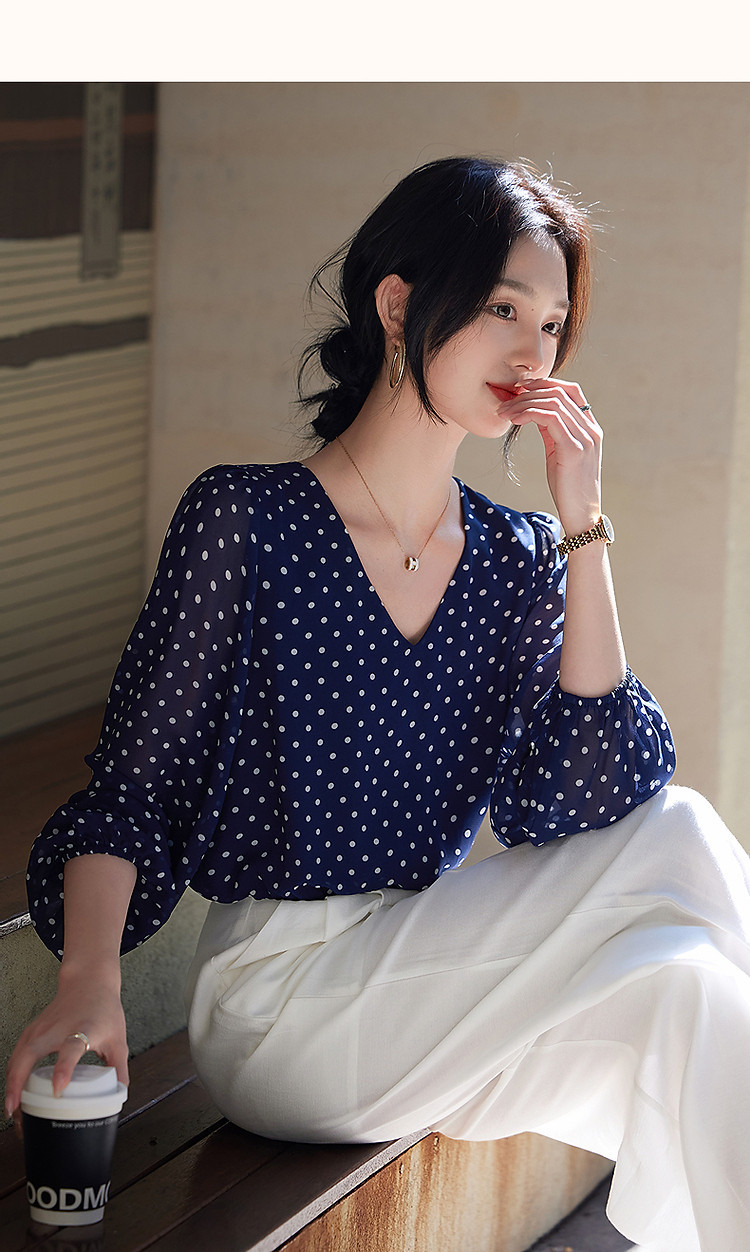 Áo sơ mi nữ cổ V họa tiết chấm bi chất liệu voan mỏng nhẹ dáng ngắn — Xanh navy chi tiết 12