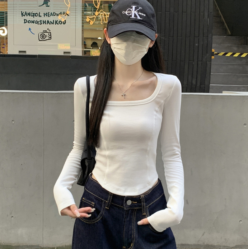 White long-sleeve women's t-shirt with a slim fit, fishbone design, curved hem, square neckline, and straight shoulders White long-sleeve women's t-shirt with a slim fit, fishbone design, curved hem, square neckline, and straight shoulders