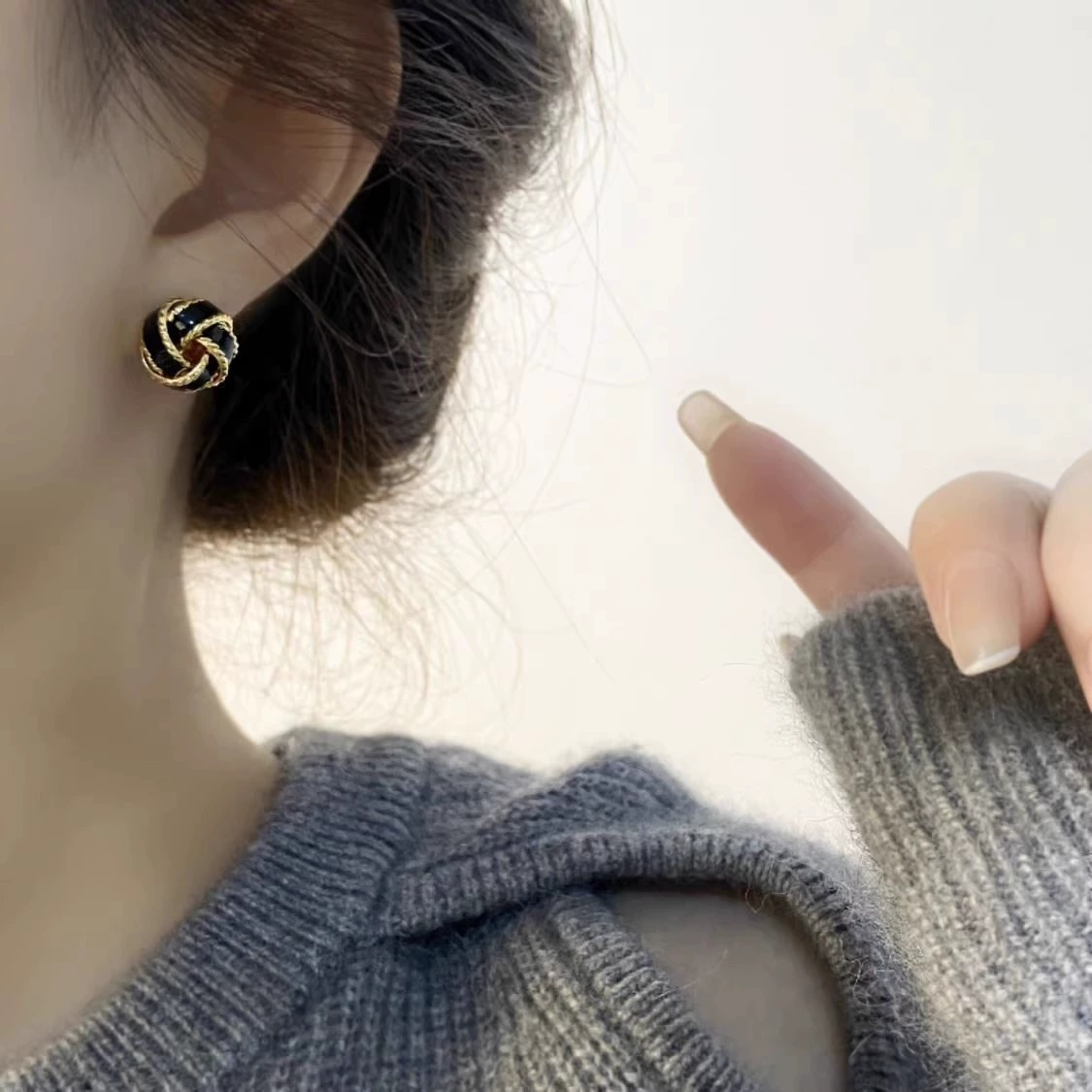 High-end earrings, city style, light luxury style