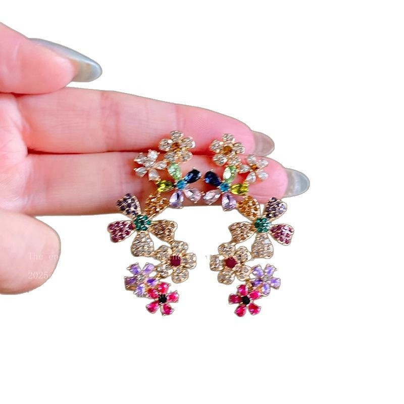 Orecchio alla moda con atmosfera esagerata, lussuoso, squisito, dolce e luminoso, senza fori, con fiori a blocchi di colore, per l'inizio della primavera_voghion.com