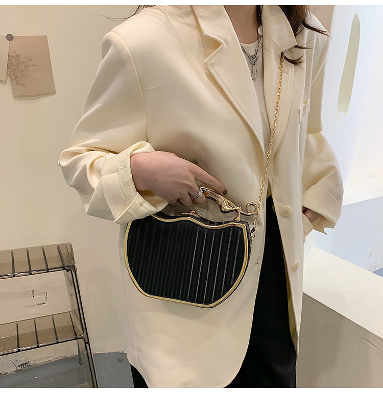 Women's Medium Pu Leather Animal Solid Color Streetwear Lock Clasp Handbag Crossbody Bag display picture 9