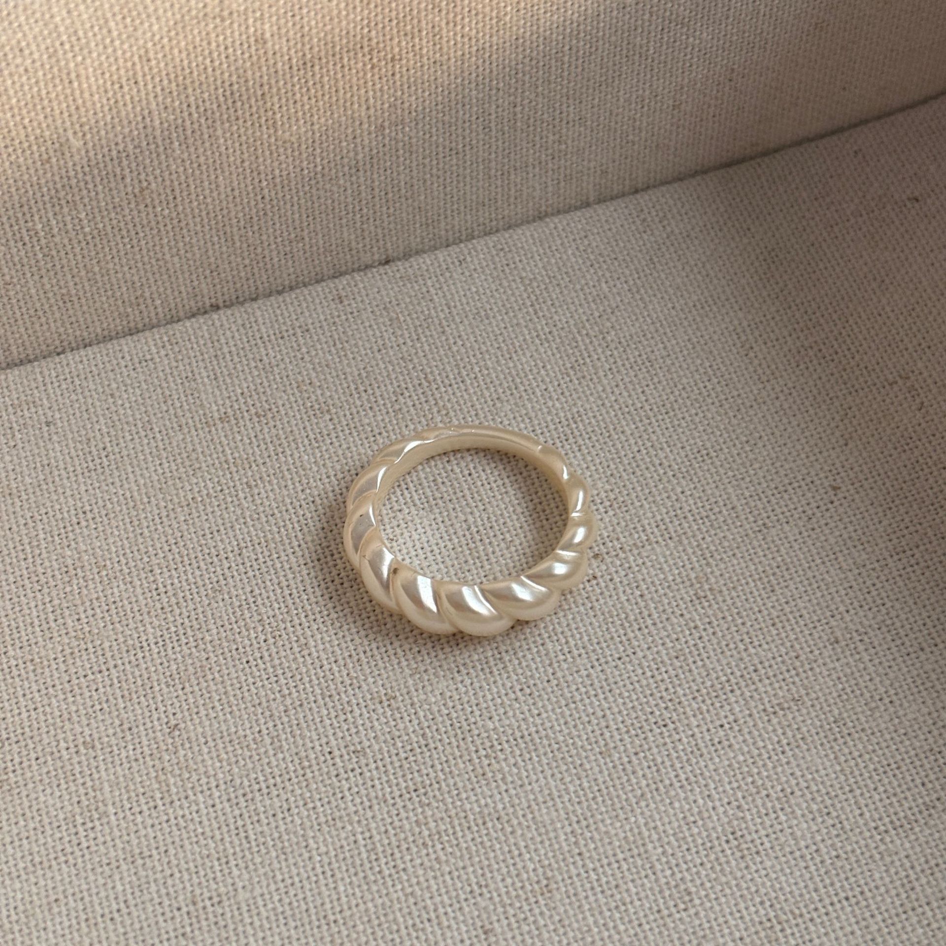 French Retro Minimalist High-End Fashion Niche Korean Drama Resin Red Series Atmosphere Autumn Winter Cool Style Ring For Women_voghion.com