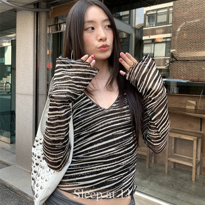 Long-Sleeve Spotted Horse Print V-Neck T-Shirt for Women, Autumn 2025 New Retro Spicy Girl Design, Slim-Fit Top, Trendy