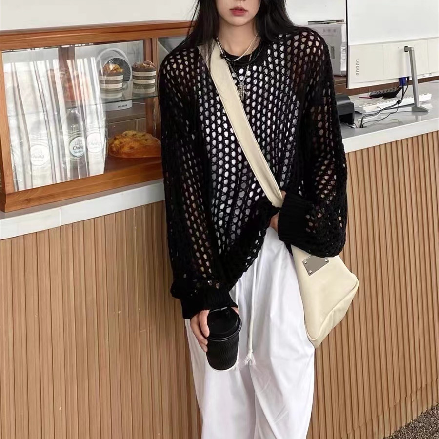 Camiseta de punto hueca ropa de protección solar para mujeres de verano delgada y suelta nicho chic y único colgar camisa de manga larga de moda