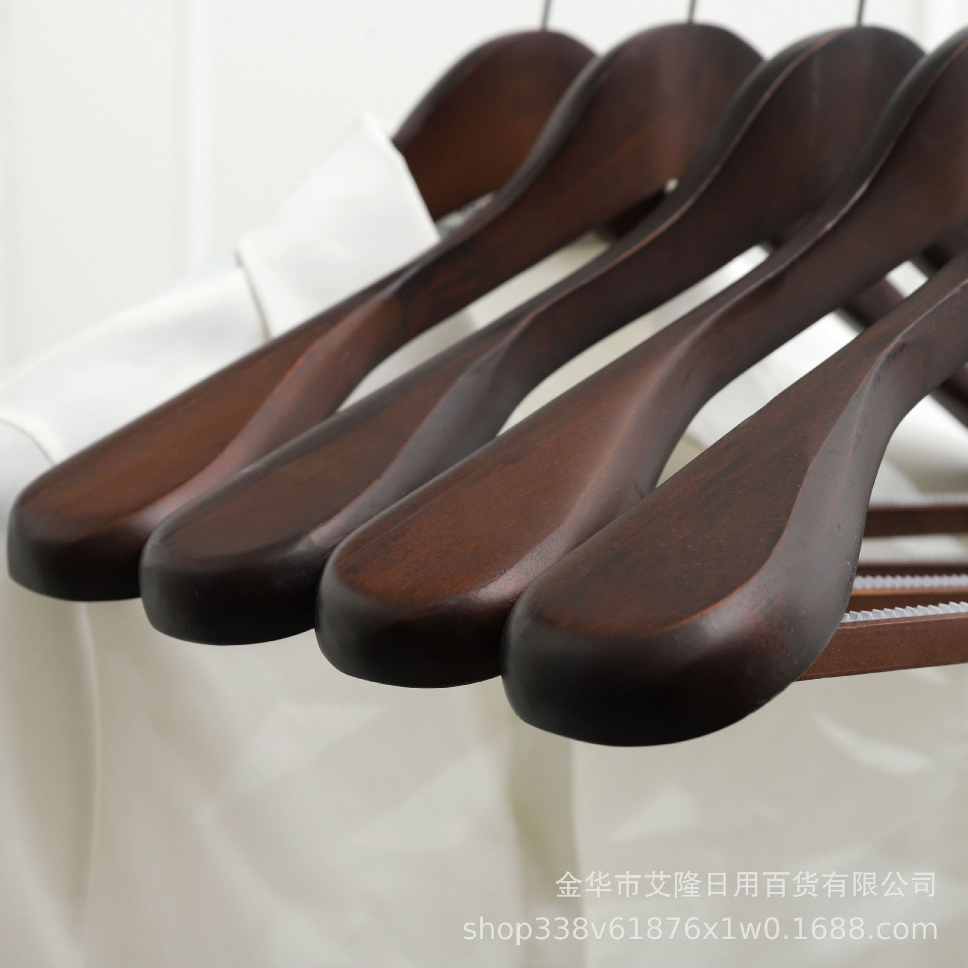 Percha de ropa de madera de hombro ancho de madera maciza percha de traje sin costuras abrigo de ropa de hombre percha de ropa de tienda de ropa percha de madera para el hogar