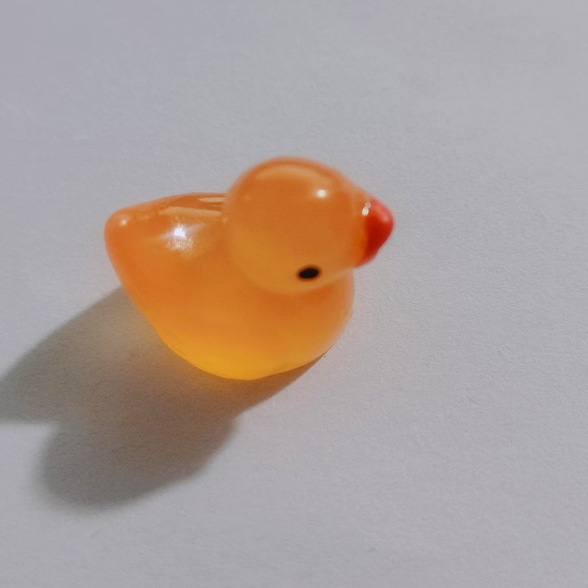 Mini patito luminoso Adornos de animales pequeños de colores para niños Diy Colgante de resina Llavero de recuerdo hecho a mano