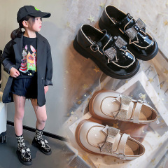 女の子のリボン付きプリンセスシューズ 2025 春の新作英国スタイル黒革靴学生パフォーマンスシングルシューズ