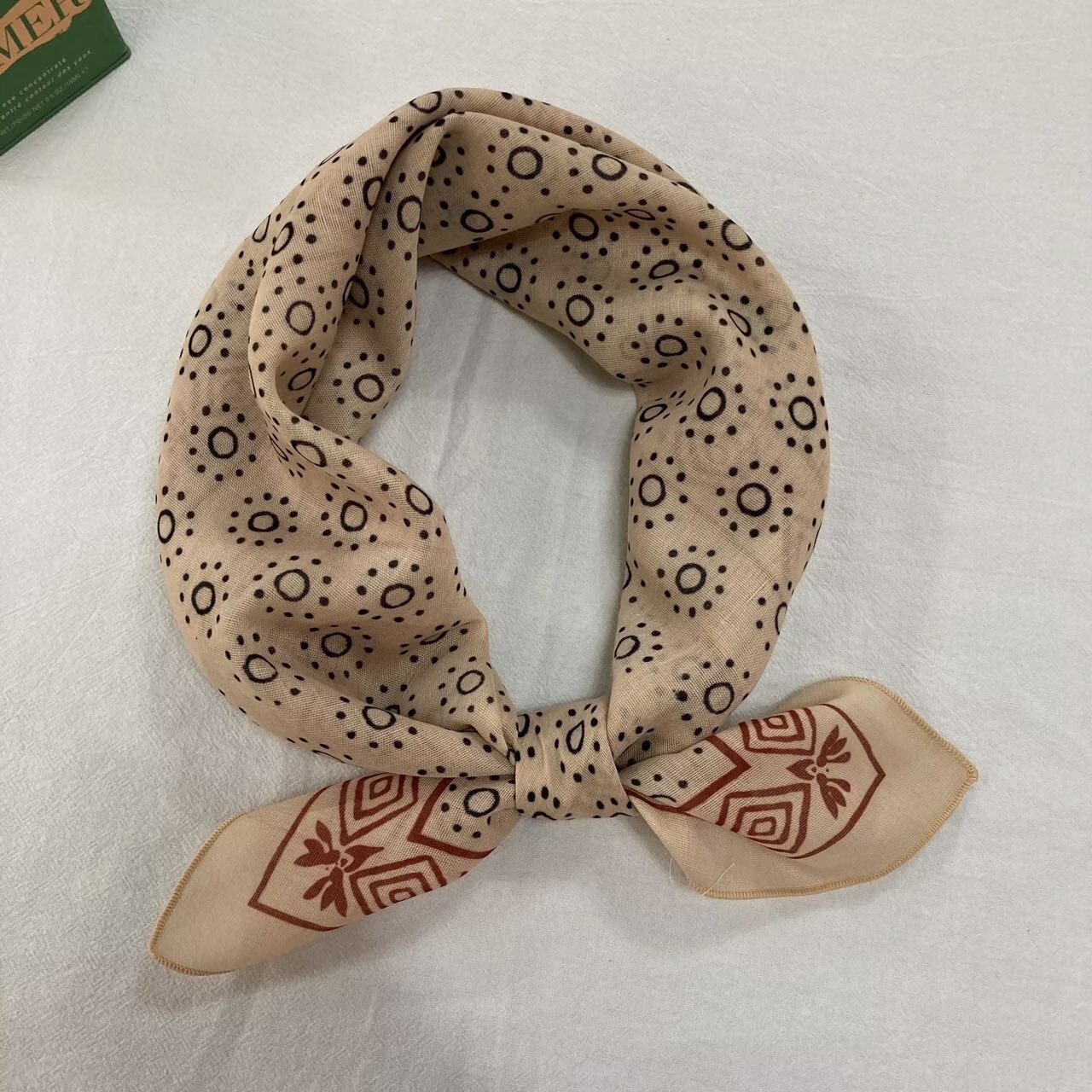 카키색 도트 11개